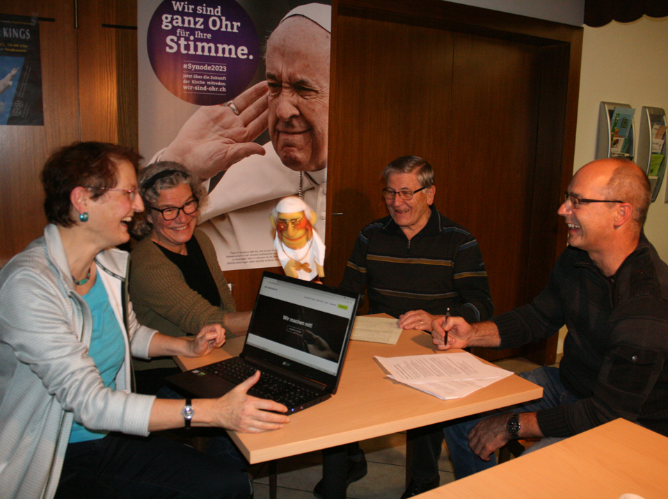 Die Papst-Handpuppe begleitet mit Schalk die Gesprächsgruppe.