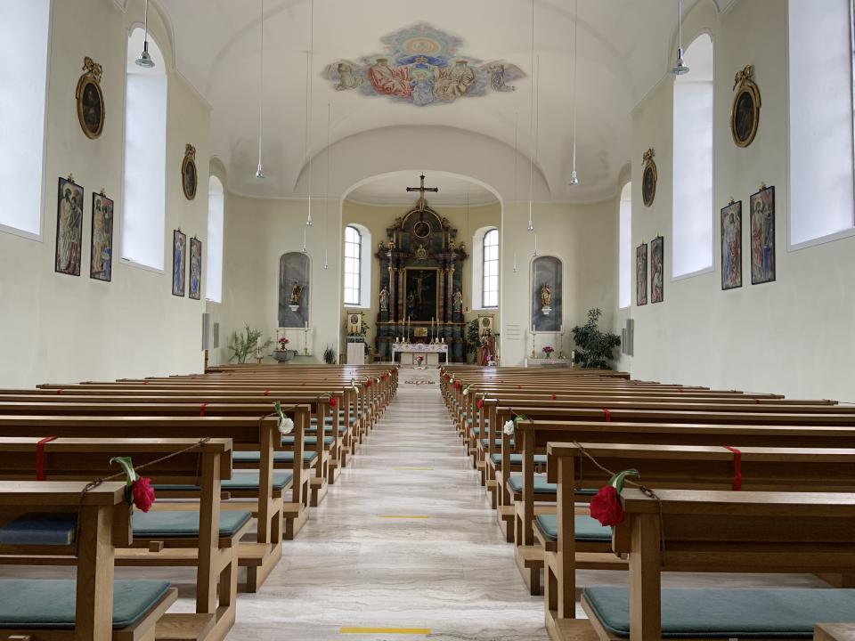 geschmückte Kirchenbänke