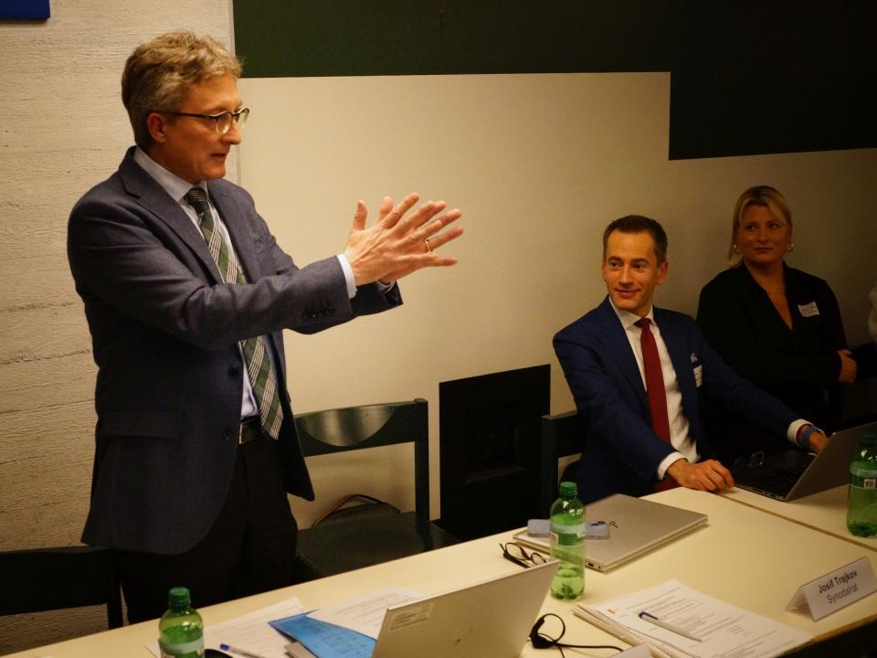 Der neue Präsident des Synodalrates, Dominik Brasser (l.), dankt dem scheidenden Präsident, Andreas Textor, für seinen grossen Einsatz.