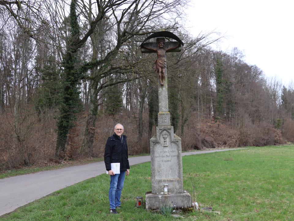 Michael Truniger von der Stiftung Feldkreuze neben seinem Lieblingskreuz bei der Schüppeleiche