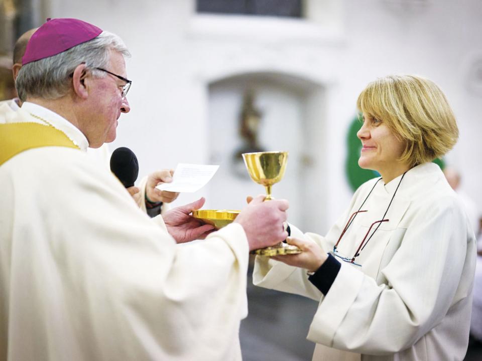 Rosetta Binotto mit Weihbischof Josef Stübi 