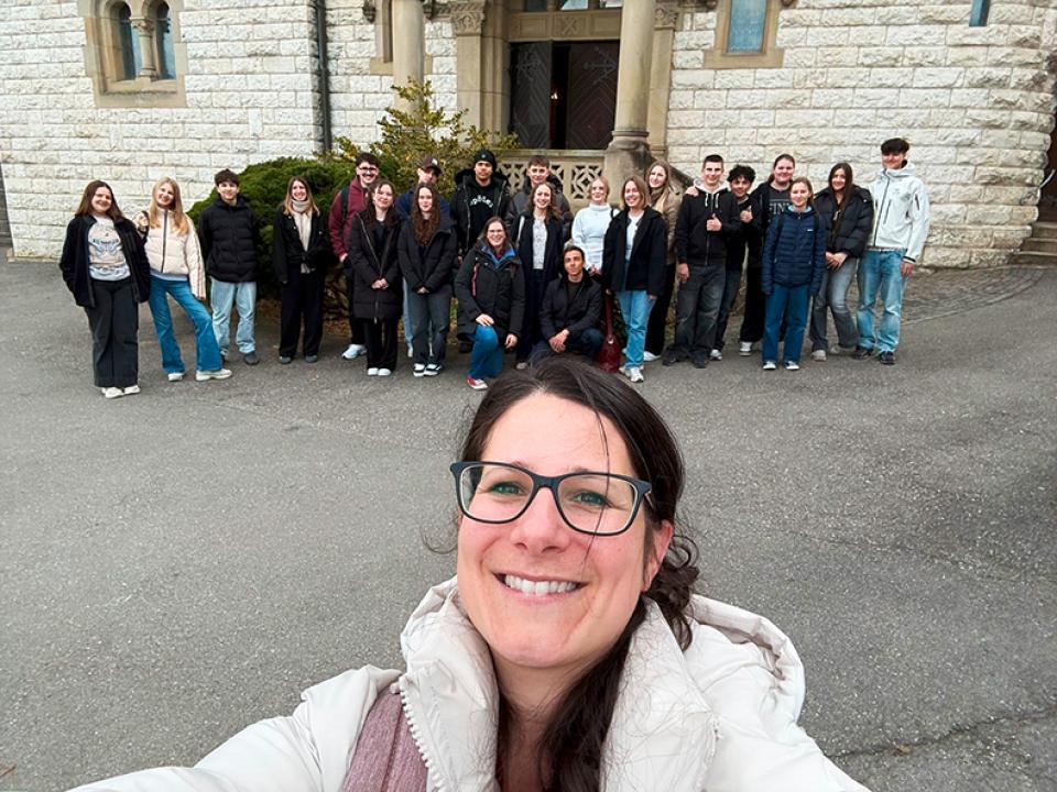 Die Gruppe vom « Holy Thursday » vor der Kirche Heilig Kreuz in Neuhausen