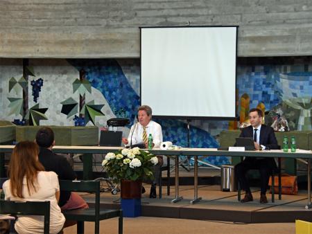 Alterspräsident Pius Breitenmoser eröffnet die Synode