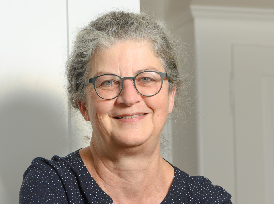 Die Theologin Ina Praetorius gehört zu den Gründungsmitgliedern des Vereins WiC  (Wirtschaft ist Care). 