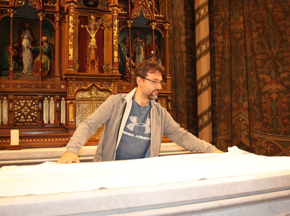 Matija Murk richtet den Altar in St. Maria ein
