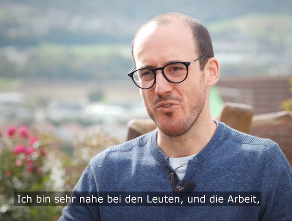Pascal Eng (33) erzählt im Clip, was er an seiner Aufgabe als Priester schätzt.