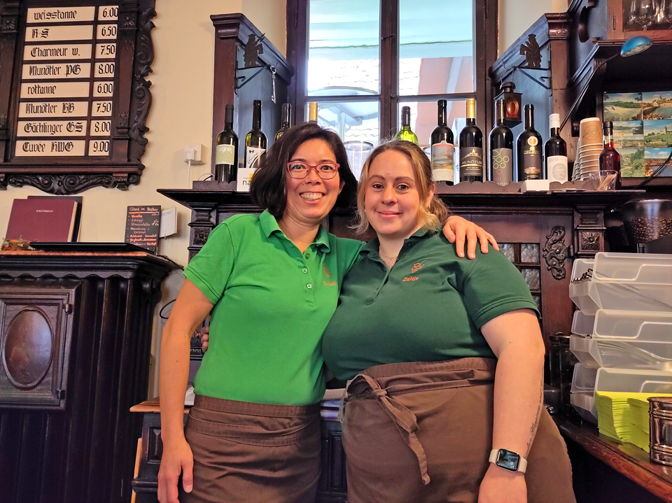 Claudine-Sachi Münger in der Weinstube Tanne mit Mitarbeiterin Zelda Mäder
