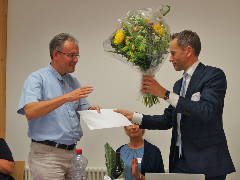 Andreas Textor (r.) verabschiedete Urs Elsener.