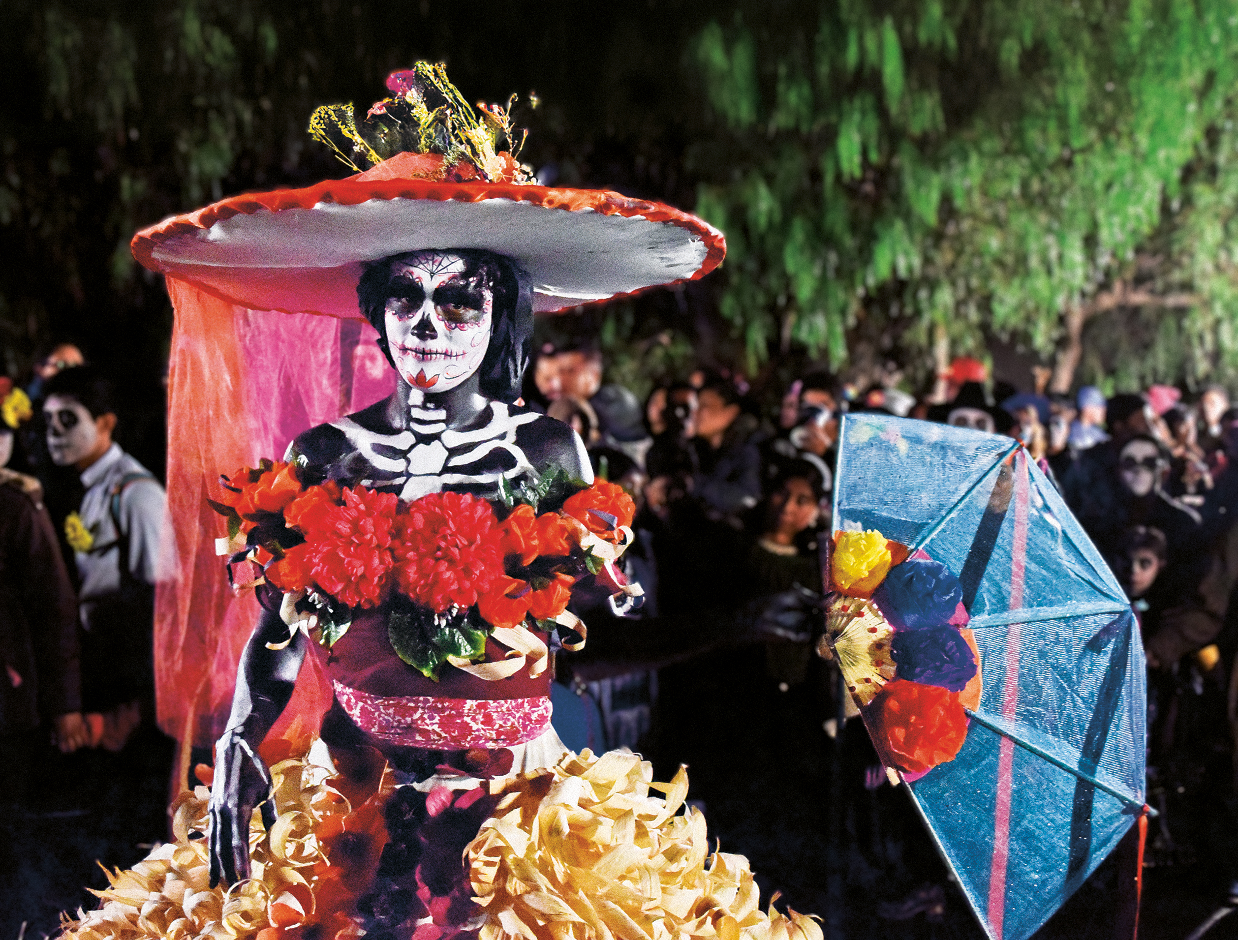 Umzug mit Catrina, einer Figur des « Día de los Muertos », in Mexiko