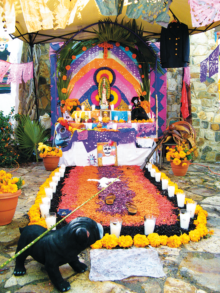 mit Erinnerungen an den Verstorbenen geschmücktes Grab, beispielsweise Uniformjacke, Gewehr