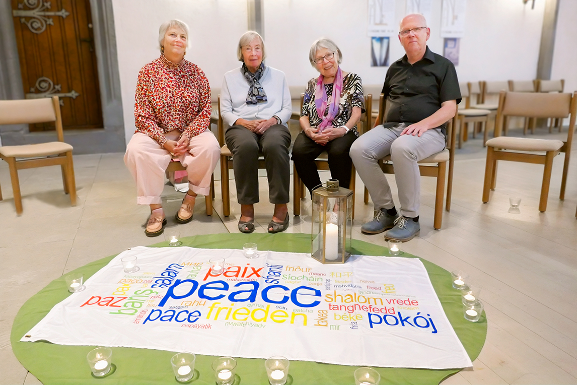 Pfarrerin Verena Hubmann, Maja Brenner, Susi Leu und Harald Hauck sitzen in der Kirche St. Johann in Schaffhausen